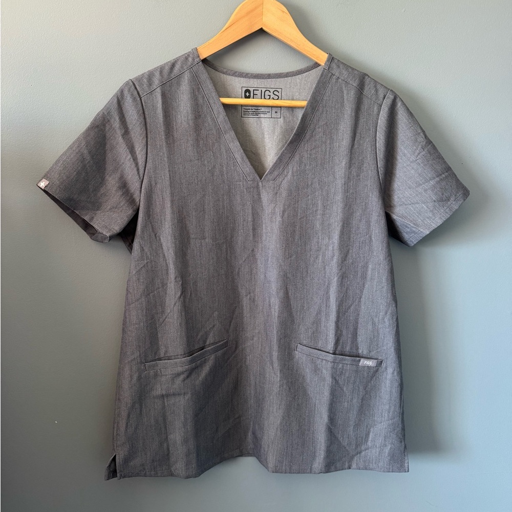 Figs Casma Three-Pocket Scrub Top in graphite